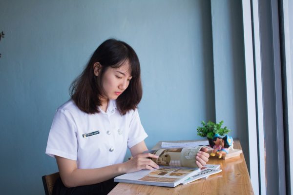 Ăn học nơi xa, đừng so sánh sự xa hoa với bè bạn. Cha mẹ đã quá vất vả vì chúng ta rồi! (Ảnh: Pixabay)